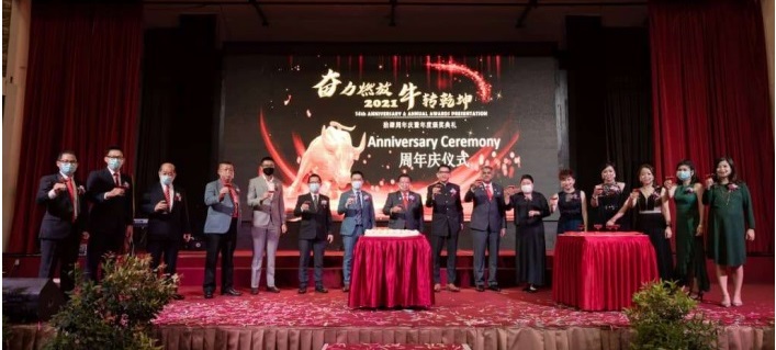 星团理财众董事率领嘉宾们向出席者敬酒，左六起是张文义、黄家和、董事主席陈家盛和林松浩。