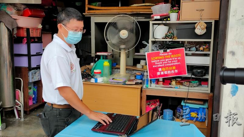 吴治卫在下班后维修旧电脑，希望能够尽一分力，抢救更多旧电脑给学生免费使用。

