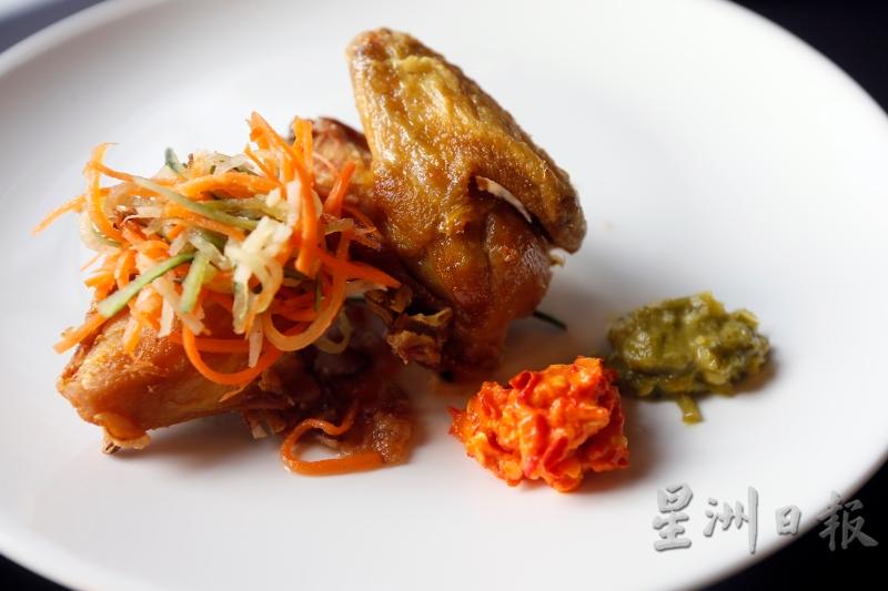 Ayam Kampung Emas黄金酥炸甘榜鸡和蔬菜丝，建议搭配红辣椒参峇酱和青辣椒参峇酱。