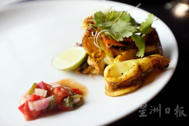 Sotong Bakar烤鱿鱼本身带有的香料，味道便十分鲜美，再搭配酸辣酱汁一起入口，便是典型的马来美食。