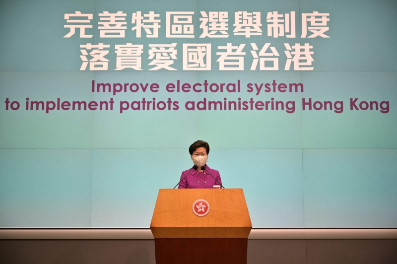 香港特首林郑月娥表示，今次由中央主导提出完善选举制度，自己非常尊重中央今次的主导权，决定权也是不容置疑。（法新社照片）

