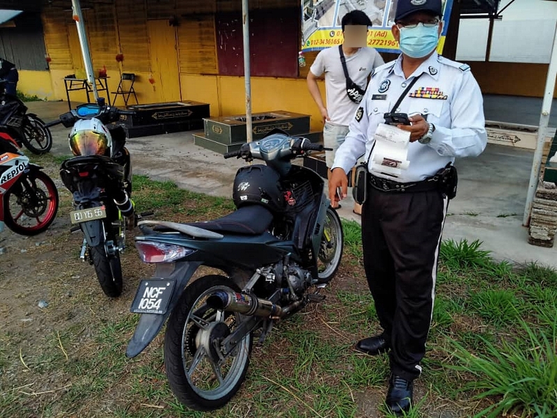 交警将凡是可疑的摩托车都被指示停到路边去接受检查。
