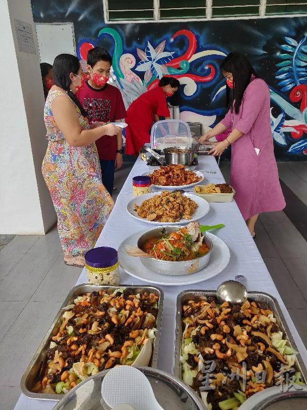 砂儿童癌症协的职员准备美味的佳肴，让无法回乡庆新年的癌童和家属也能感受到佳节的气息。