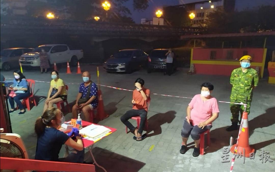 天未亮,善信已抵达水月宫观音庙,在保持人身距离下排队等候,兵如港警卫团成员到现场协助维持秩序。