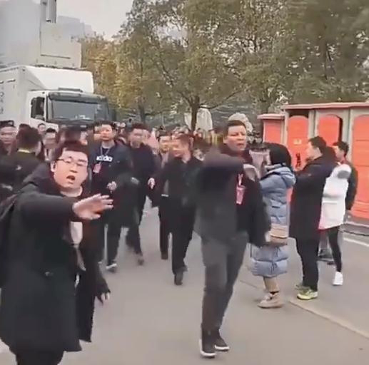 刘涛身边的工作人员不停赶人，用手示意围观群众让道，视频曝光后引起网民反感。