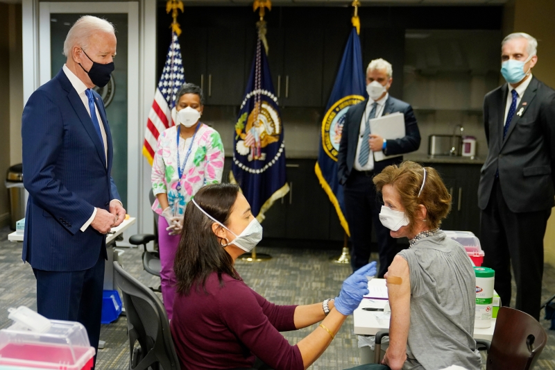 美国总统拜登到访医疗中心，探视正在接种冠病疫苖的民众，形容冠病疫苗接种计划进展良好。（美联社照片）