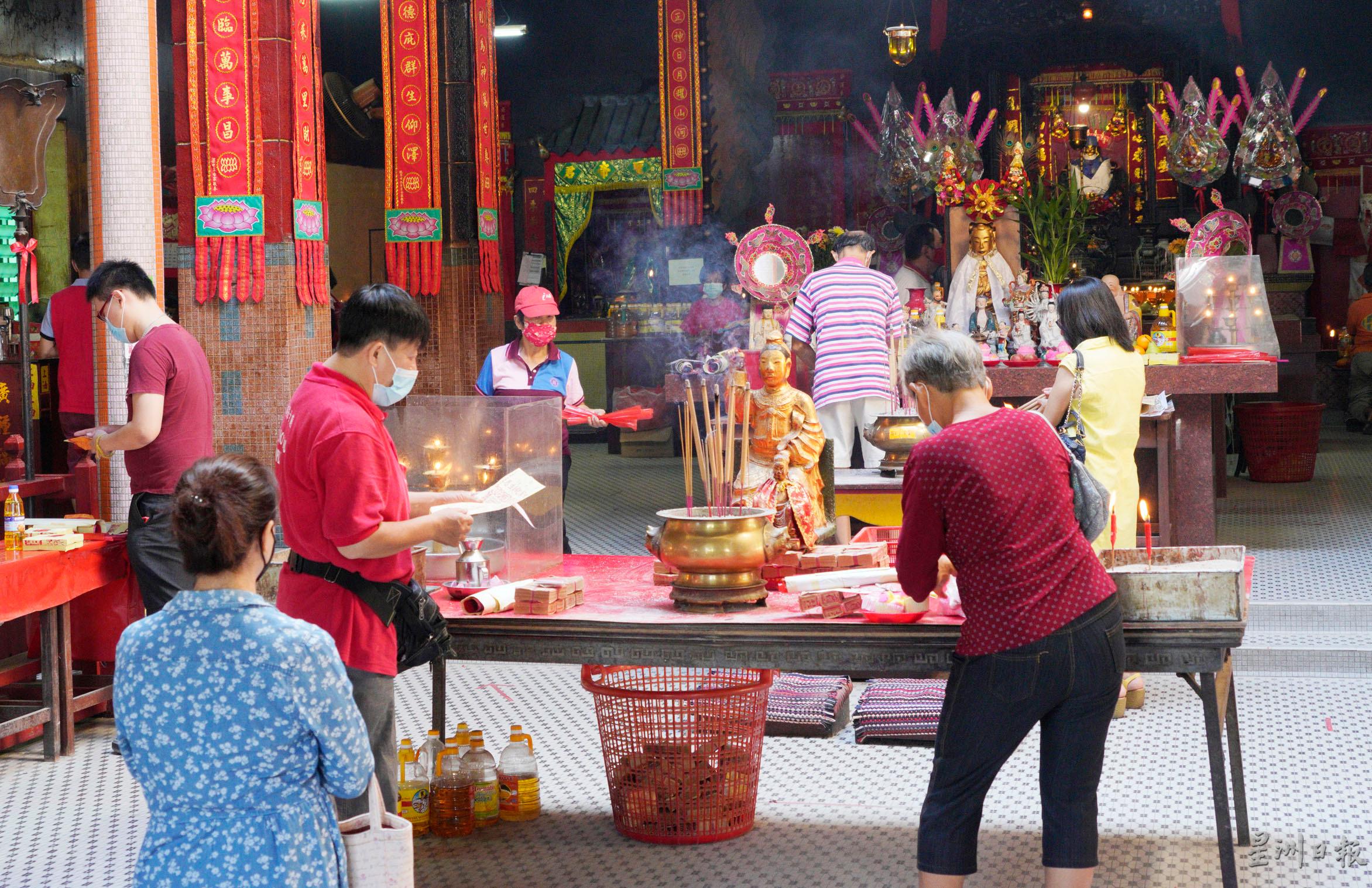 “观音开库日”这天,善信到怡保坝罗古庙祈福,以期新的一年财源滚滚。