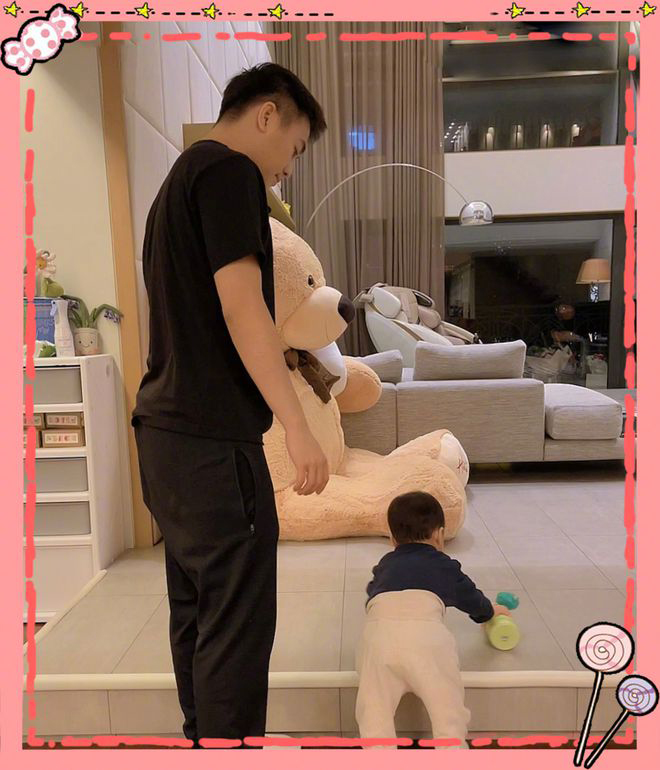 奚梦瑶在微博分享老公和儿子的背影照，何猷君细心于儿子玩乐时在身边看着他。