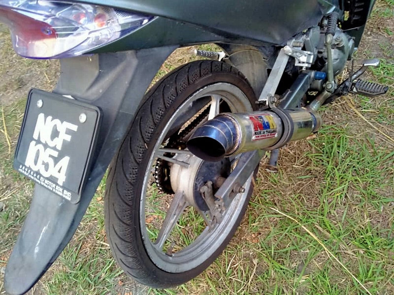 多部非法改装排气管的摩托车当场被警方扣查。