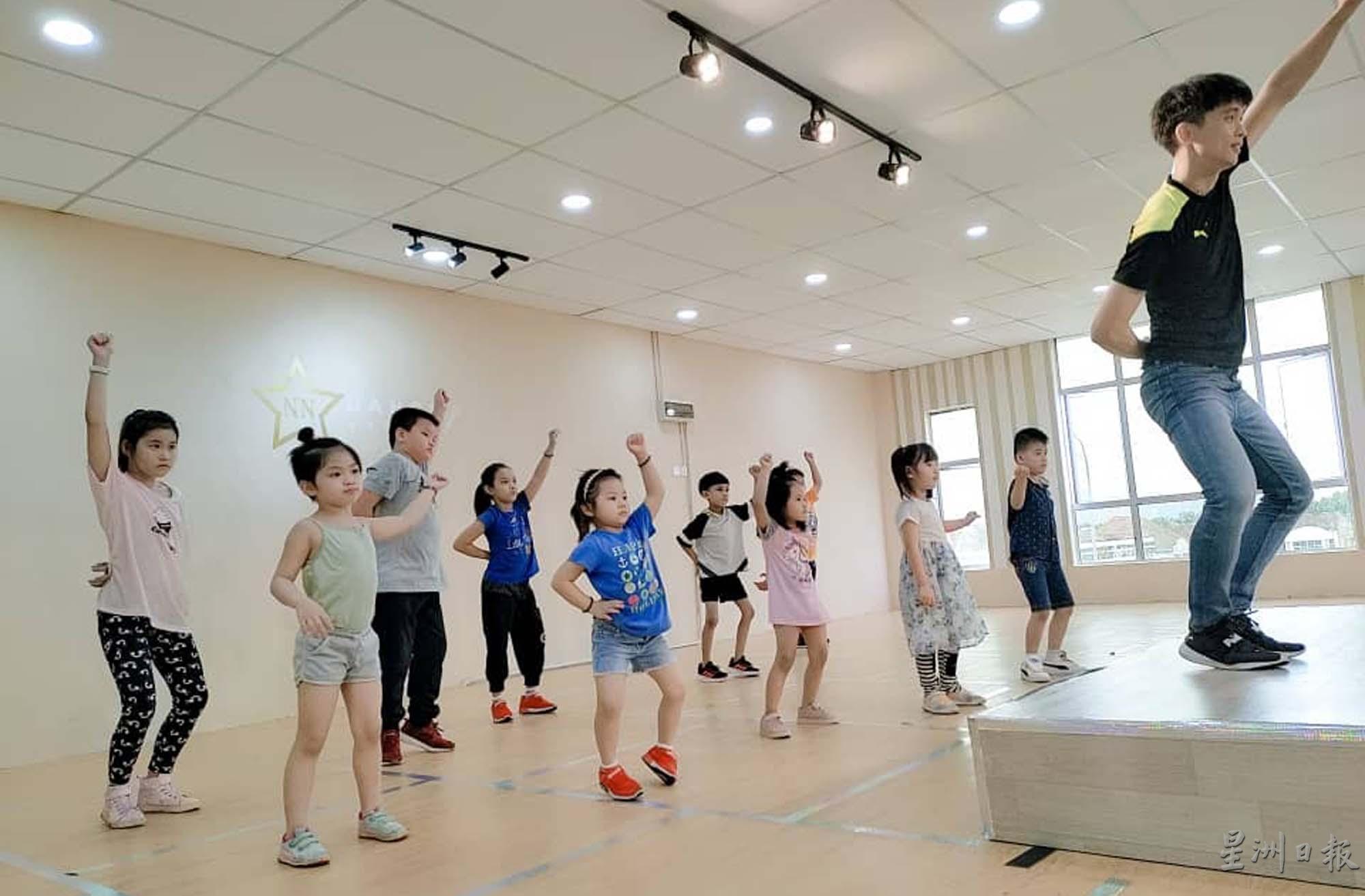 舞蹈专业科班出身的徐健南，认真教导小孩们练舞。


