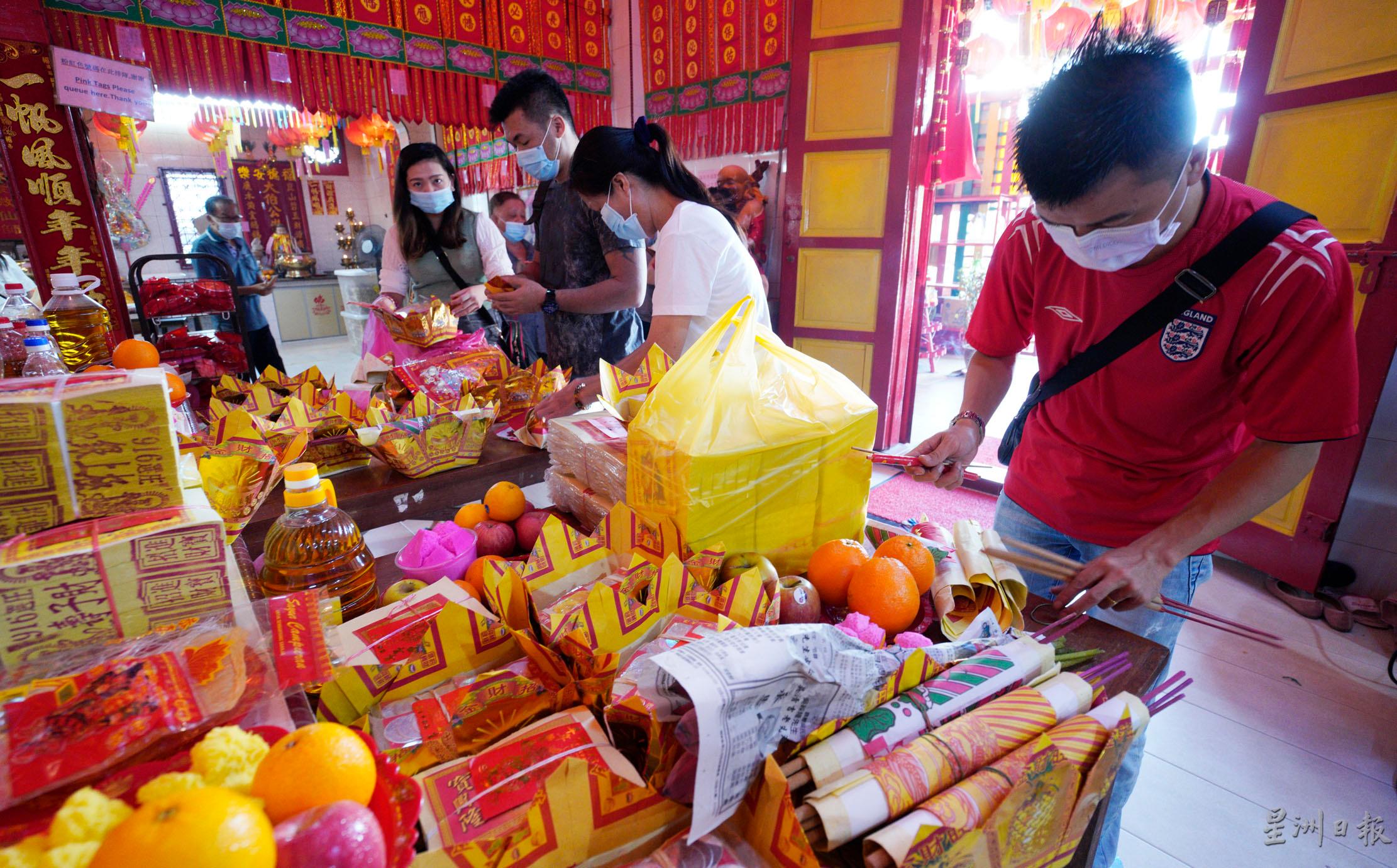 善信准备好香烛、准备上香和“品神”。