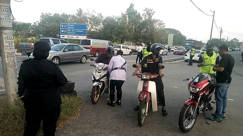 仁保警方及陆路交通局执法人员，日前在马口广合花园一带设下路障检查交通工具，焦点点是涉及改装排气管的摩托车。