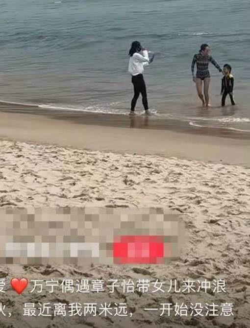 章子怡带女儿到海边戏水，高衩泳衣露大长腿。