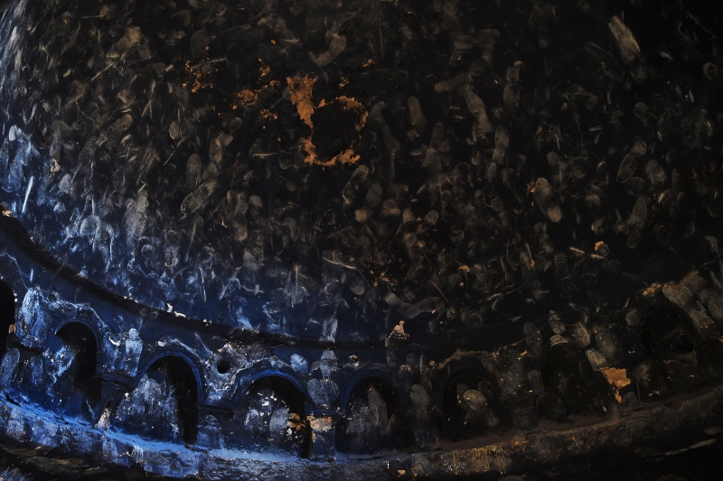 当年巴米扬大佛就轰立在巴米扬山谷洞窟内，洞窟如今已经面目全非。

