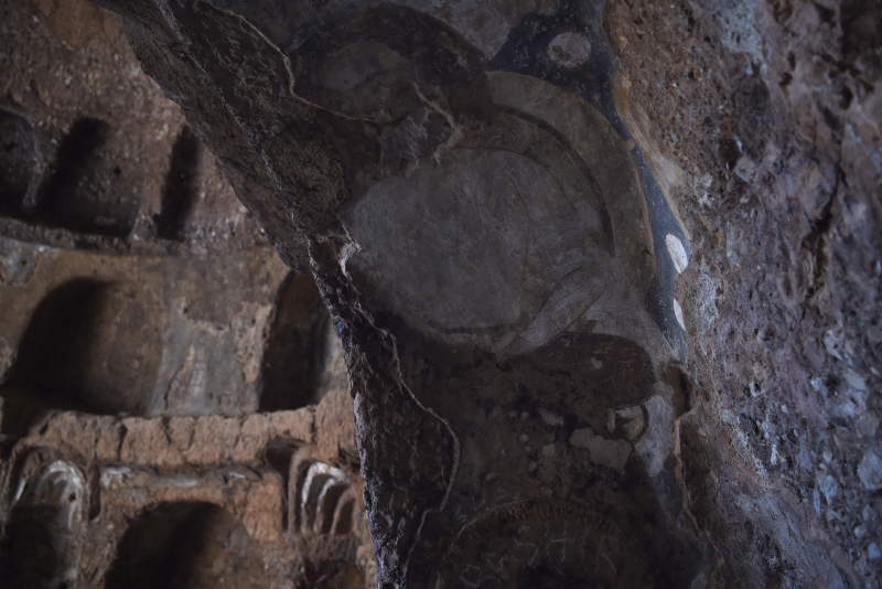 洞窟裡的壁畫遭受嚴重毀壞，難以修復。

