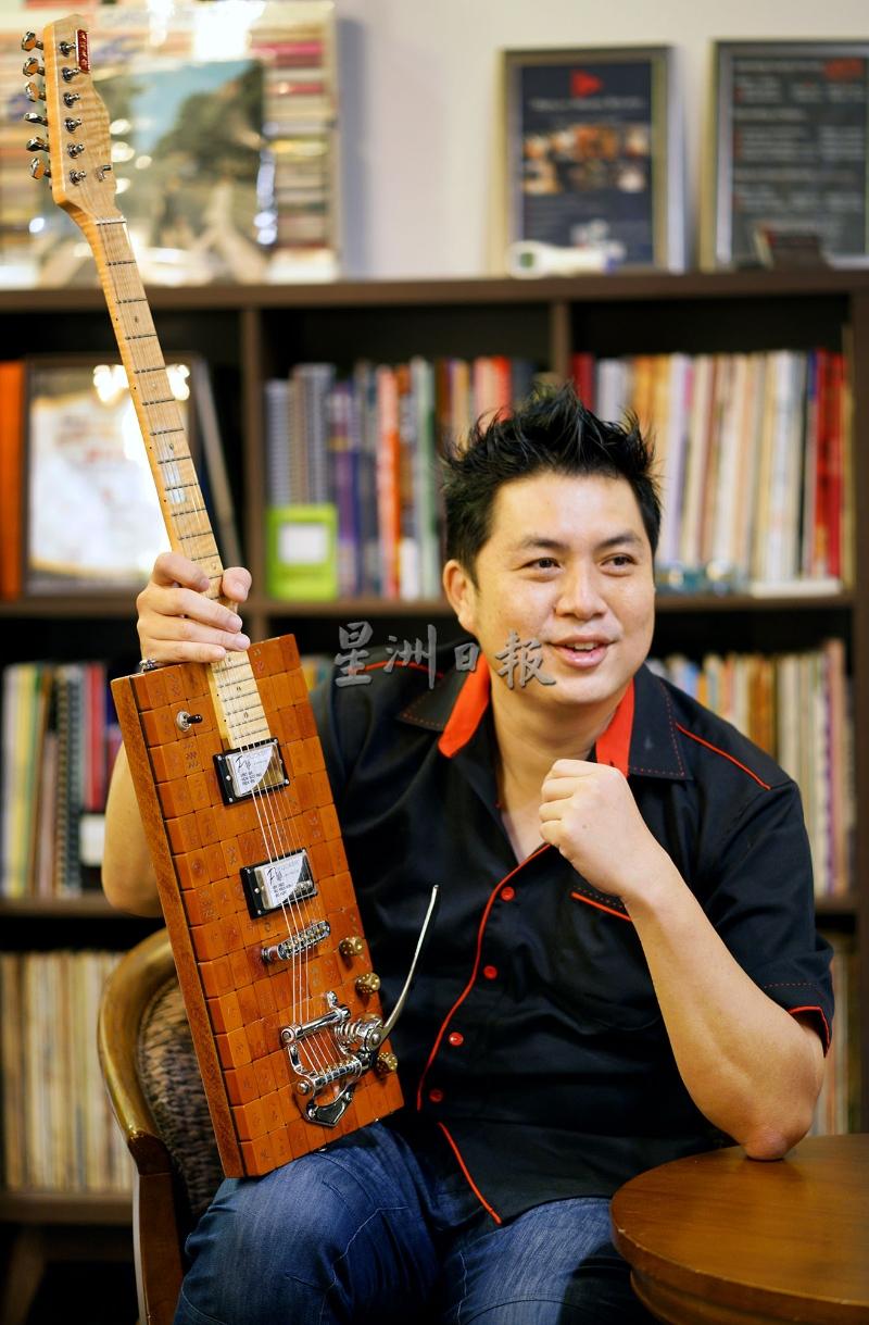 梁华信欣赏吉他的精美设计，于六、七年前他开始收藏吉他及2年前学习制作吉他。