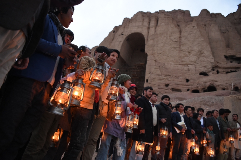 阿富汗民众和社会活动人士组成了一个灯笼游行队，前往佛像曾经矗立的地方。

