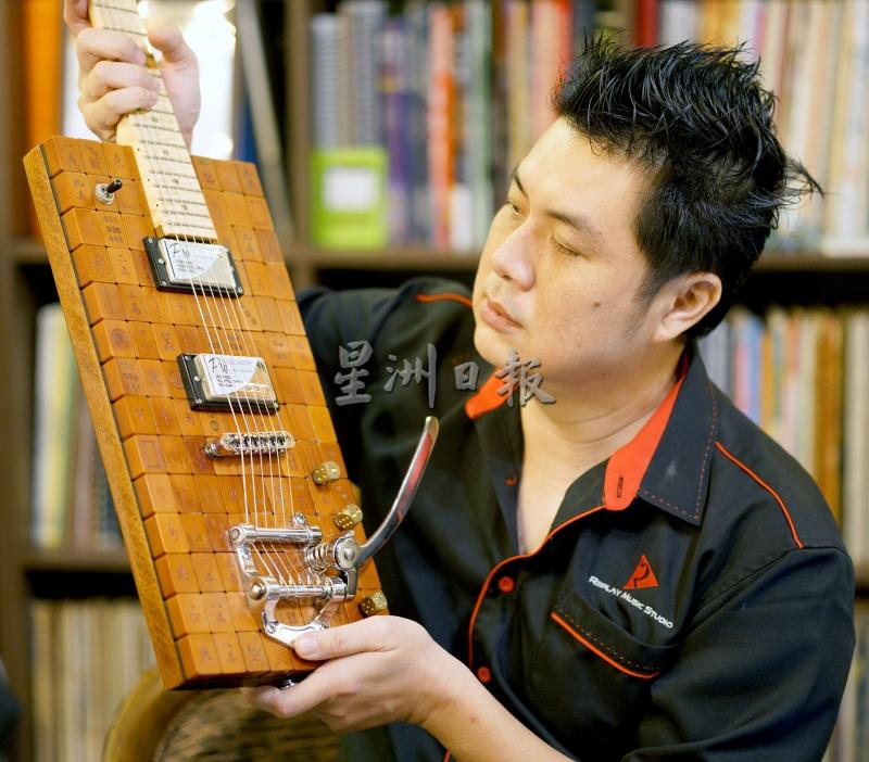 热爱音乐的梁华信拥有超过20把吉他，这一把吉他是自己亲手打造。