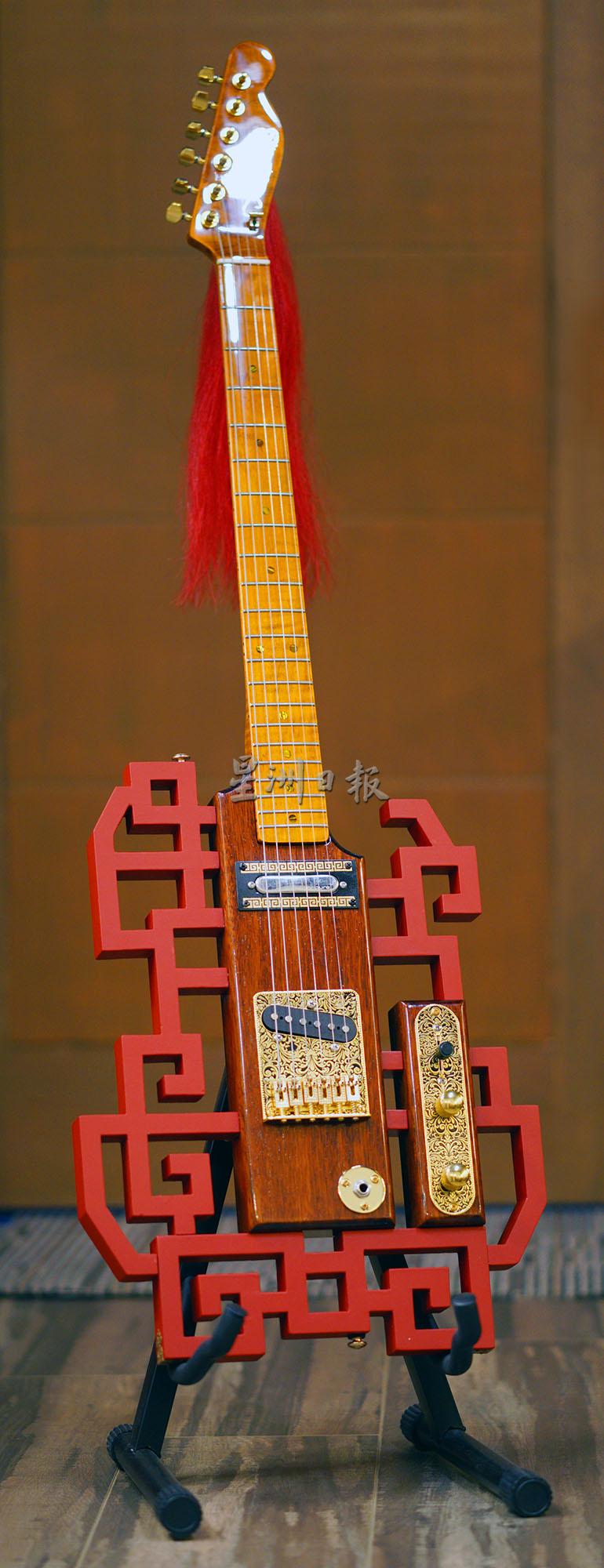 红色电吉他具有浓浓中国风，洋溢古典风情。