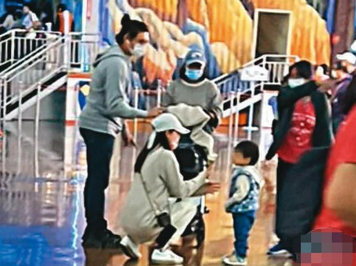有媒体拍到吴奇隆刘诗诗带儿子玩耍的照片，夫妻俩打扮低调，小男孩儿一身休闲装。