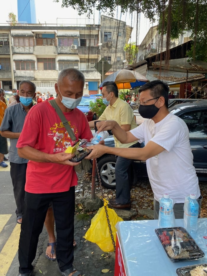 马来西亚蔬食生活协会在大年除夕及初七（人日）当天，在半山芭派送蔬食套餐，为当地有需要的人士献上温暖。