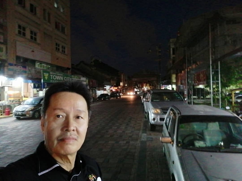 蔡金发到唐人街视察街灯故障的问题。