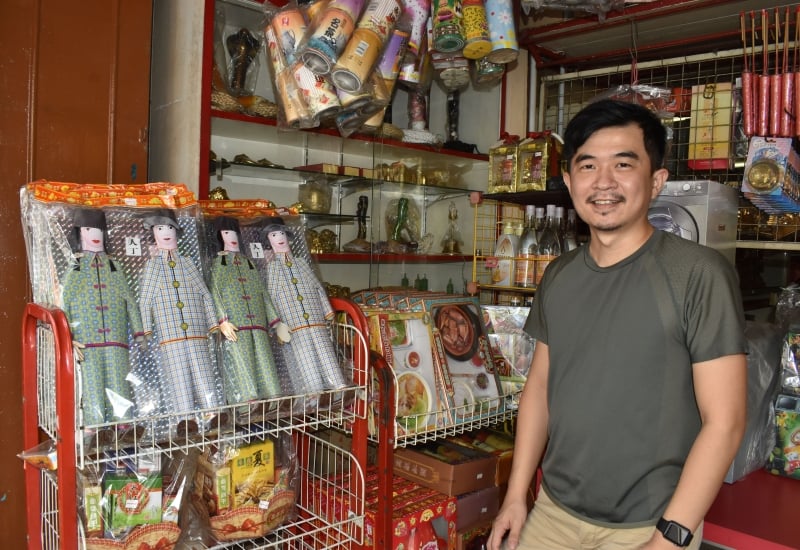 陈书利对今年清明节纸扎品行情乐观，相信会允许扫墓，市场会慢慢回温。