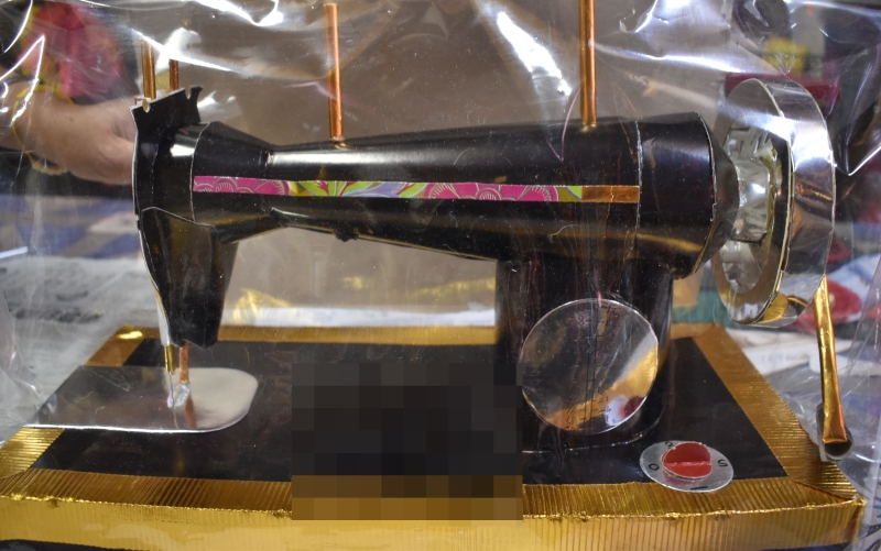 本地推出栩栩如生的针车纸扎品。
