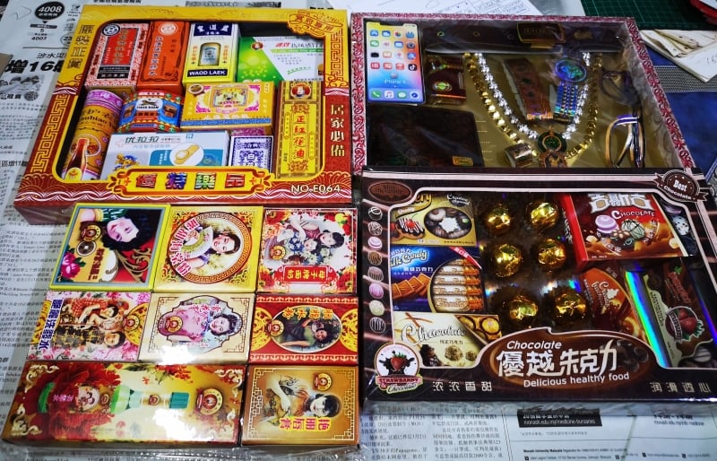 清明节纸扎品,从生活必需品到奢侈品样样俱全,应有尽有。 清明节纸扎品,从生活必需品到奢侈品样样俱全,应有尽有。