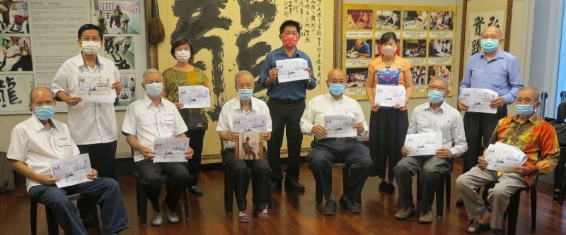 教总及甲沈慕羽书法文物馆主办云游沈慕羽书法文物馆活动,各协办团体也出席记者会,前排左起为宋群礼,梁德宗,沈墨义,杨应俊,史亚狮及吴达扬,次排左起刘荣禧,林新蕊,林谦典,温满妹及叶英举。 教总及甲沈慕羽书法文物馆主办云游沈慕羽书法文物馆活动,各协办团体也出席记者会,前排左起为宋群礼,梁德宗,沈墨义,杨应俊,史亚狮及吴达扬,次排左起刘荣禧,林新蕊,林谦典,温满妹及叶英举。