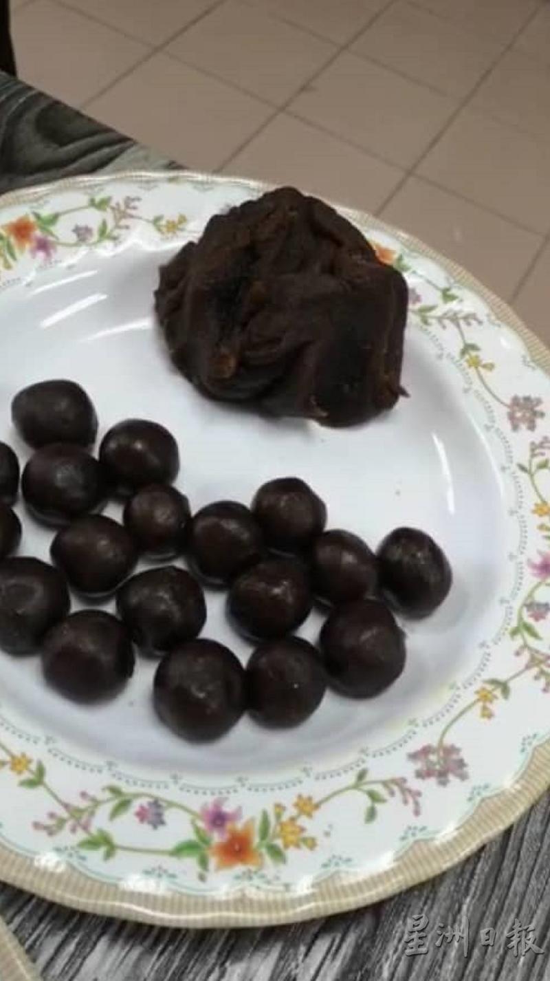 将豆沙馅搓成球状,备用。 将豆沙馅搓成球状,备用。