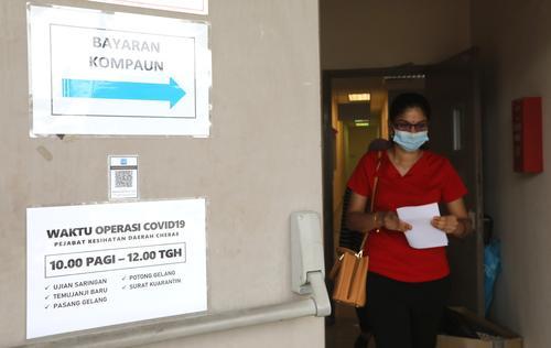 今日到蕉赖县卫生局求情减少罚款的民众无功而返，只获延长还款期限至3月30日。
