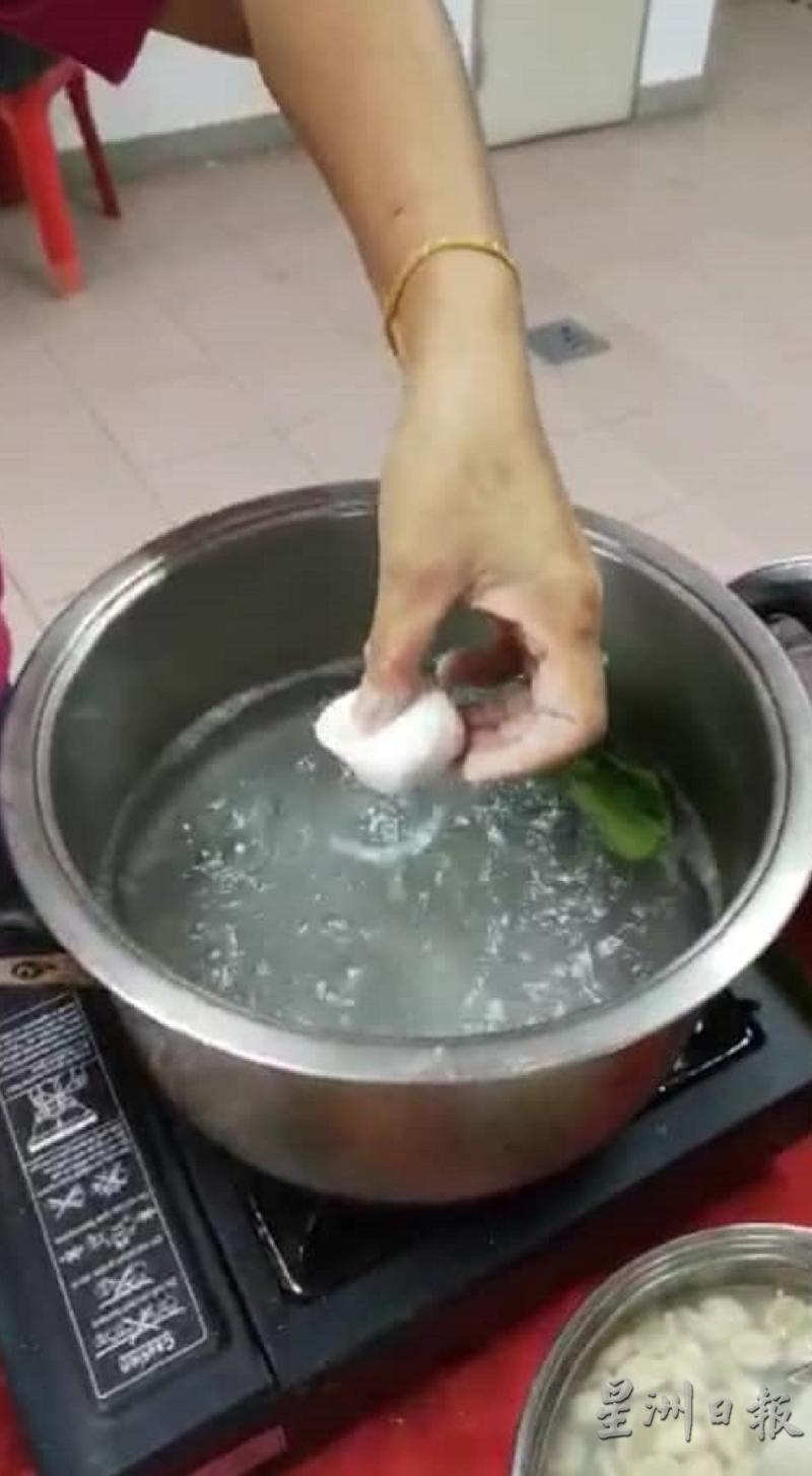 水滚后放入水中煮沸,一旦浮在水面即可捞起。 水滚后放入水中煮沸,一旦浮在水面即可捞起。