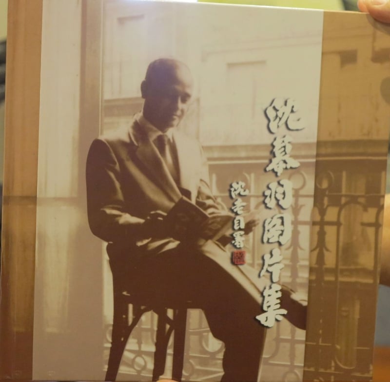 报名参加云游沈慕羽书法文物馆者,可获赠沈慕羽图片集。 报名参加云游沈慕羽书法文物馆者,可获赠沈慕羽图片集。