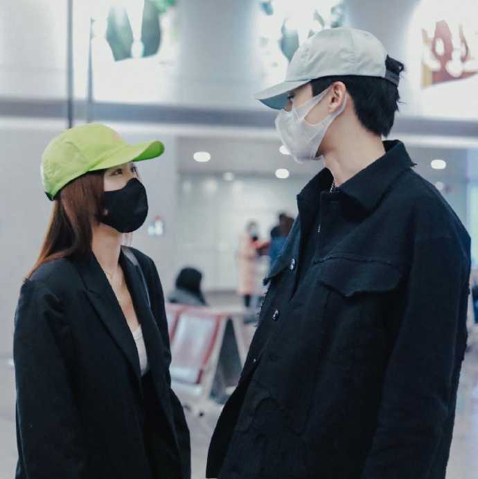 秦岚被粉丝直击在机场和小19岁王鹤棣同样身穿黑色大衣，互动亲密，犹如热恋中情侣。