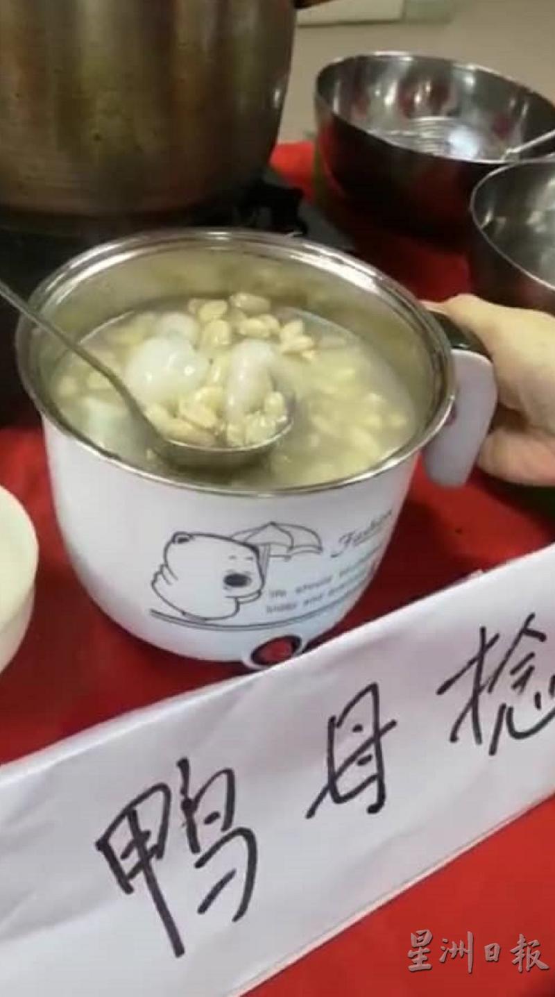 “鸭母捻”的糖水可依自身喜好搭配,花生糖水是其中最搭的口味之一。 “鸭母捻”的糖水可依自身喜好搭配,花生糖水是其中最搭的口味之一。