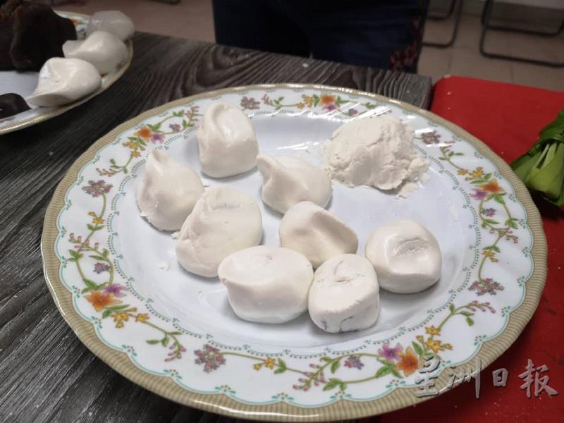 “鸭母捻”不讲究外观,要搓成大颗、小颗或其他形状,全凭个人选择。 “鸭母捻”不讲究外观,要搓成大颗、小颗或其他形状,全凭个人选择。