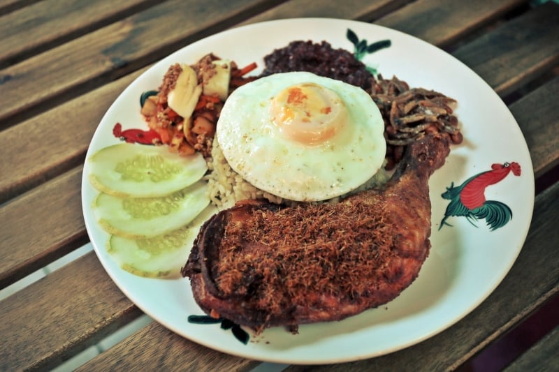 香茅炸鸡腿椰浆饭（RM10.00）吃过的食客都赞好，香气十足的香茅炸鸡腿非常入味，不止大还脆，让人会想再来一碟。