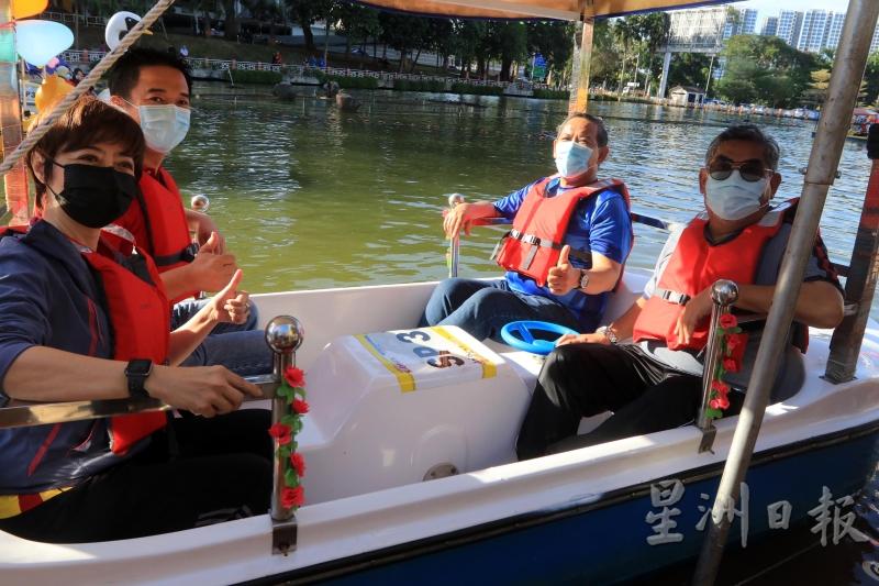 陈丽群（左起）、张聒翔、阿敏努丁及扎扎里共乘水上休闲游湖设施。