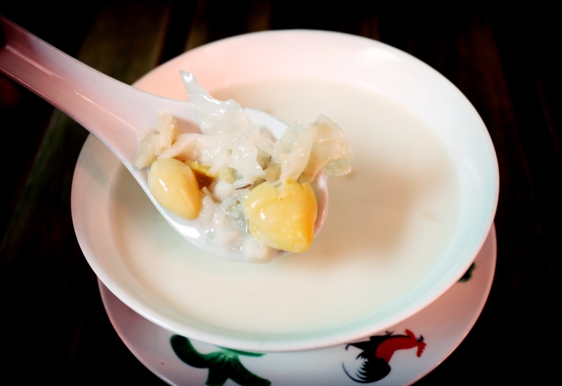 白果薏米糖水不出现在菜单中，是不定时限定版，店内每日也会又不一样的限定版食物，想知道是什么就亲自前来品尝吧！