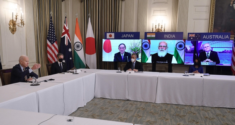 美国总统拜登（左一）周五在华盛顿以视像方式，与日本、印度和澳洲领袖举行「四方安全对话」（QUAD）首次峰会，讨论议题包括中国、疫情、经济合作及气候暖化。（图：法新社）

