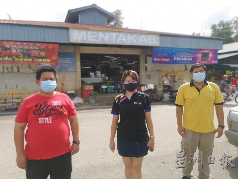 马青志工团员徐添赐（左起）、罗婉仪和锺梽汶呼吁民众踊跃登记接种冠病疫苗。