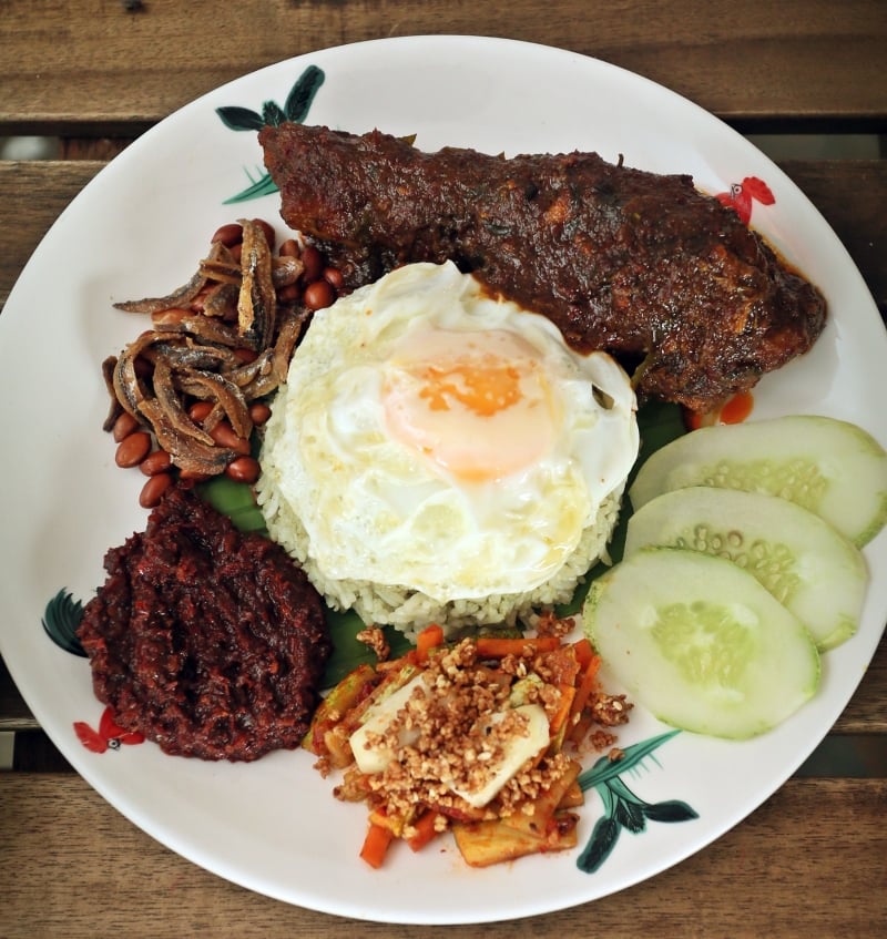 红仁当鸡椰浆饭（RM8.50）中的仁当是罗国健10多年前做自由餐时所研究出来，每天至少要花3个小时来准备，而且能看到小惊喜-娘惹沙拉(Nyonya Acar) 酸酸辣辣非常开胃。