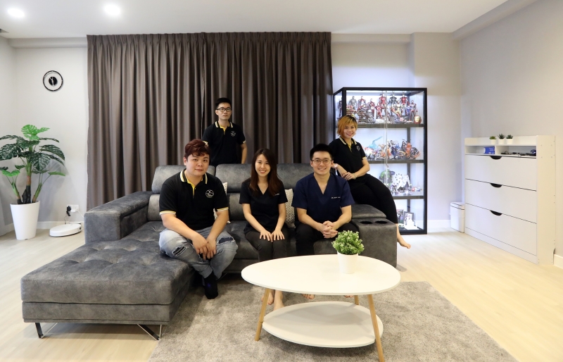 陈冠名（左起）为杨蕊祯及萧恩礼翻新改造旧公寓，设计成简约时尚风格，后排左起为室内设计师刘忠鸿（Ryan）及谢嘉玲（Shann）。