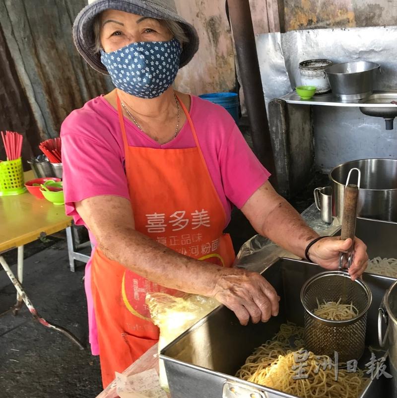 陈兰娇：跨县令解除后，这里的游客越来越多，我的生意也逐渐有起色。