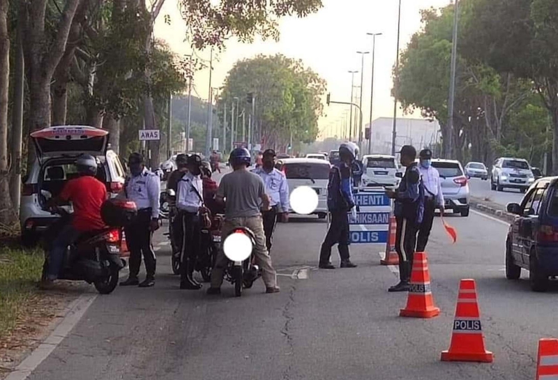 曼绒警方在行动中,扣押了11辆排气管经过改装的摩托车。