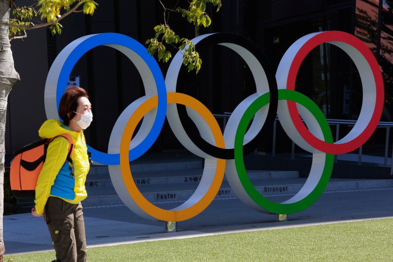 山下泰裕表示，奥运会的概念因为疫情已经发生了变化，首要的任务是安全的比赛环境，因此没有观众是可能的。图示位于东京的奥运五环标志碑。（美联社照片）