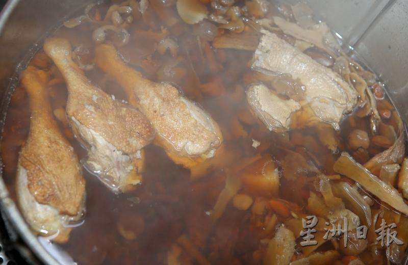 经过整夜熬制，鸭肉鲜甜和药材清香都融在汤内。