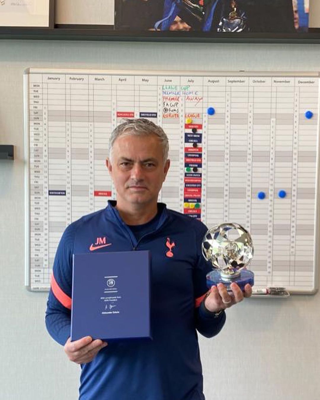 穆里尼奥在个人Instagram晒出欧足总颁给自己的特别贡献奖，他创造的足坛纪录包括9年主场不败和带领皇马在西甲取得单赛季进球最多（184球）纪录。（穆里尼奥IG照）

