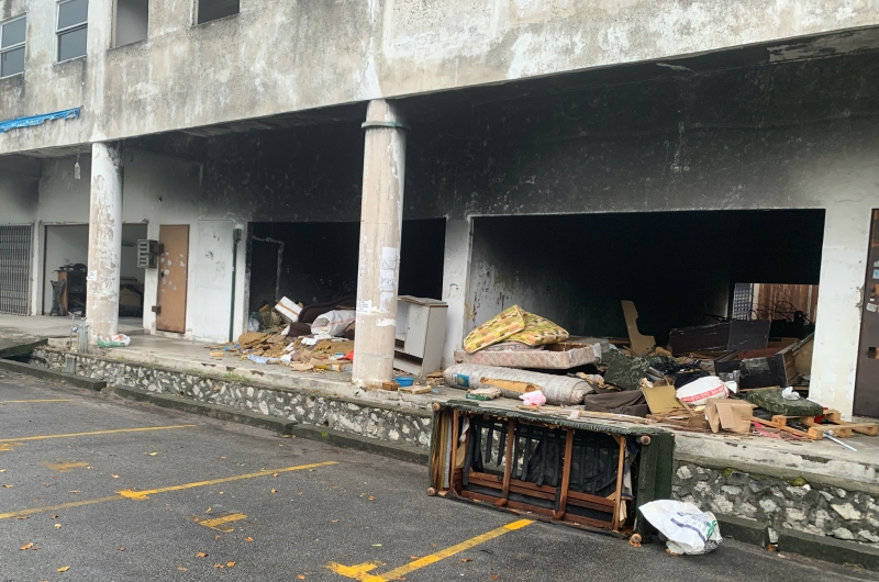 菁乡岭商业区1路至少有两间店铺被丢成垃圾岗。